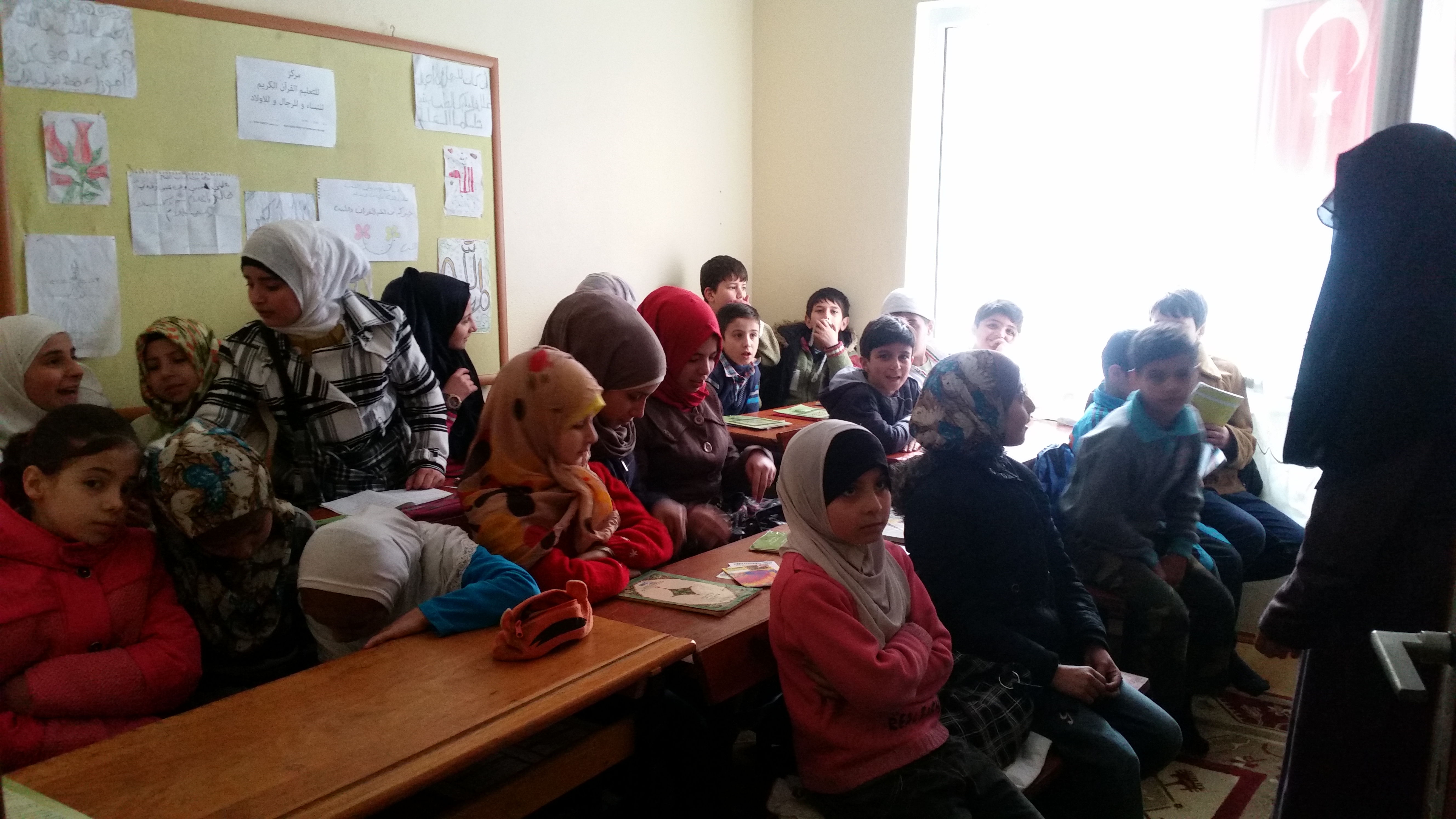 MEDRESEM�Z SUR�YEL� �OCUKLARLA DOLUP TA�IYOR