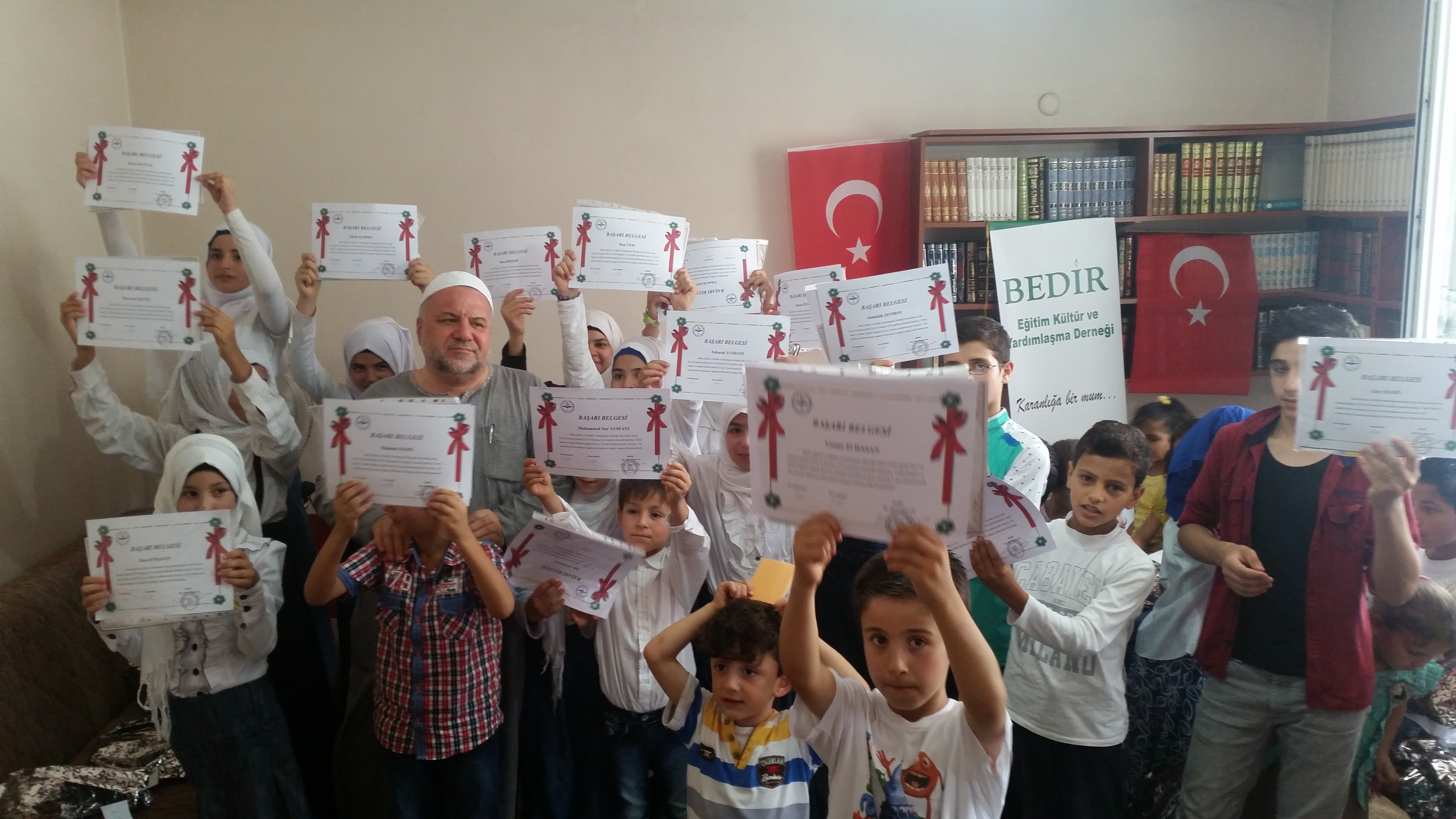 KUR�AN TALEBELER� BA�AR BELGELER�N� VE BAYRAMLIKLARINI ALDILAR